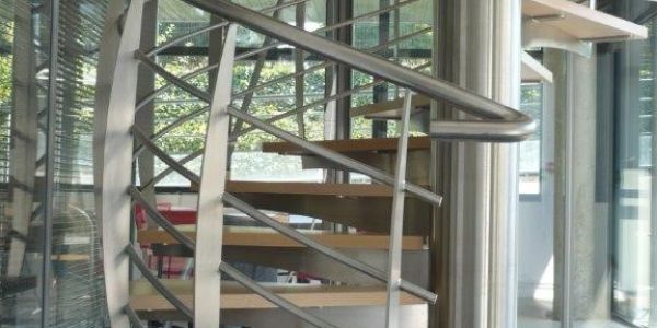 Escalier sur mesure en inox et marches en bois