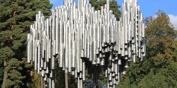 oeuvre d'art composée de tubes en inox brossé assemblés