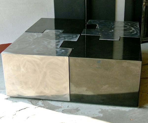 Table basse en quatre morceaux formant un puzzle, avec deux finitions  de ponçage différentes