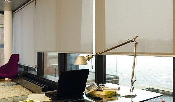 Fabrication et installation de stores dans un espace de bureaux