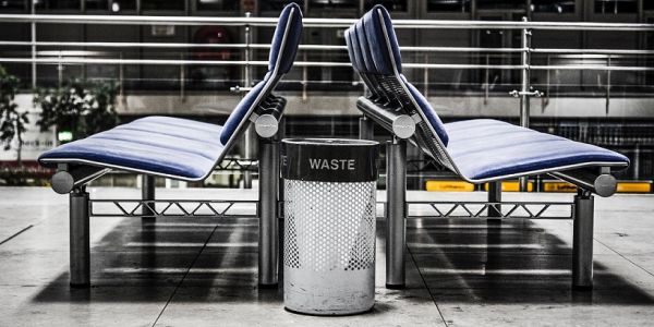 assises salle d'attente aéroport et poubelles en inox