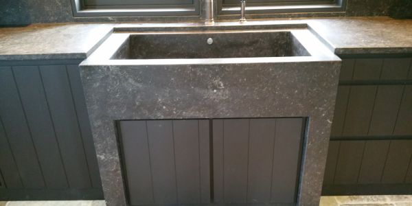 Meuble vasque sur mesure en pierre 