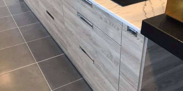 Ilot central de cuisine avec plan de travail en marbre décoratif DEKTON 